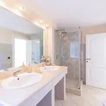 فيلة Luxury Sea Front With Pool Su Forti