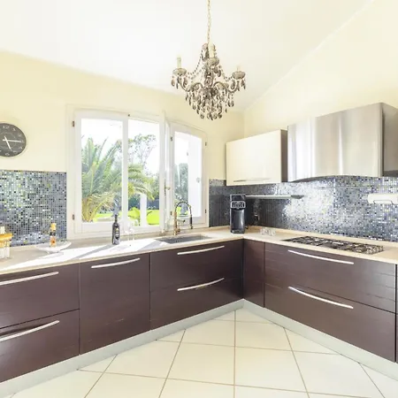 Luxury Sea Front With Pool 别墅