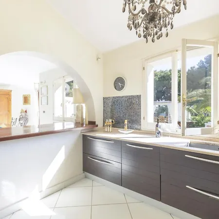 Luxury Sea Front With Pool